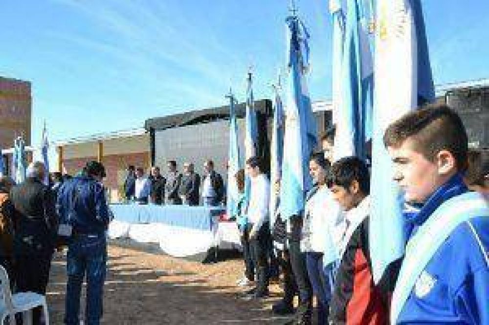El Gobernador inaugur una escuela y anunci obras para Hermoso Campo