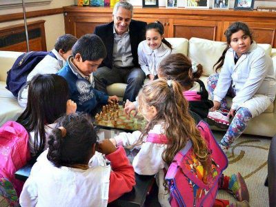 Eseverri recibi� a los chicos de la Escuela D�maso Arce
