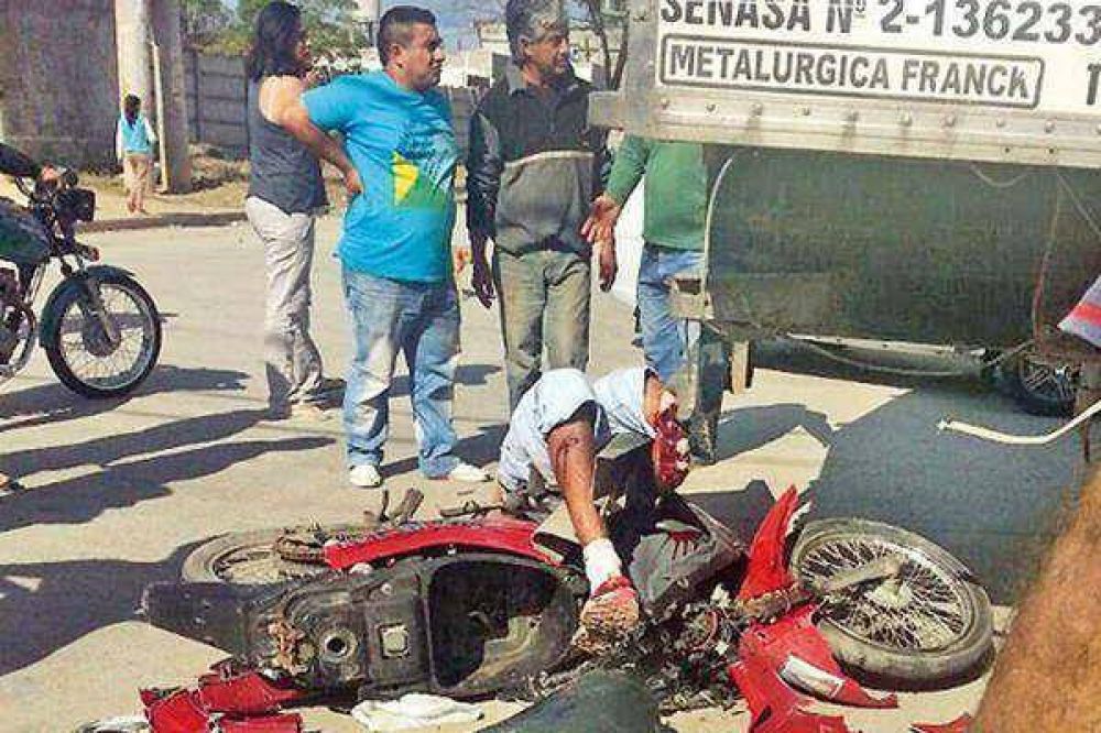 Motociclista choc� de atr�s un cami�n y sufri� una horrenda fractura
