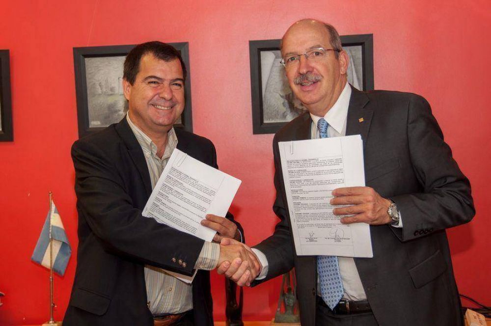 El Ministerio de La Producci�n firm� convenio con el INTA para la producci�n de alfalfa