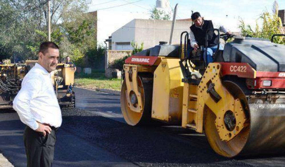 Larraaga recorri obra de asfalto en Villa Alonso