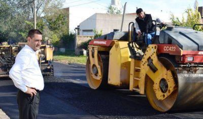 Larra�aga recorri� obra de asfalto en Villa Alonso