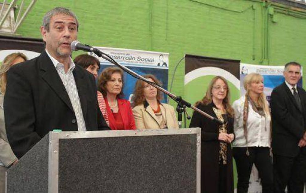 Ferraresi y Alicia Kirchner homenajearon a cientos de abuelos de Avellaneda