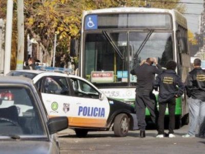 Dos delincuentes muertos y otro herido al tirotearse con polic�a de civil en un colectivo en Avellaneda