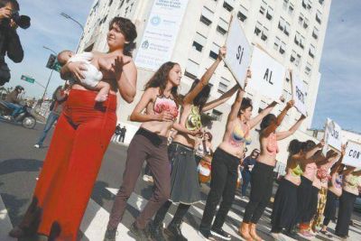Un desnudo colectivo para avivar la pol�mica por el parto domiciliario