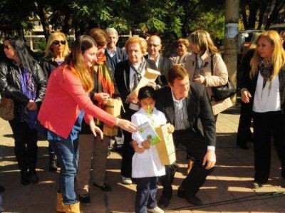 Ni�os recibieron un �rbol para plantar y cuidar la ecolog�a