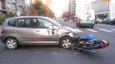 Otra vez una moto: dos heridos en un accidente en Col�n y Santiago