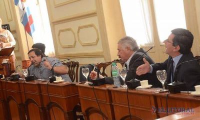 El clima de campa�a se traslad� al Concejo y la suba del boleto logr� su primer gui�o