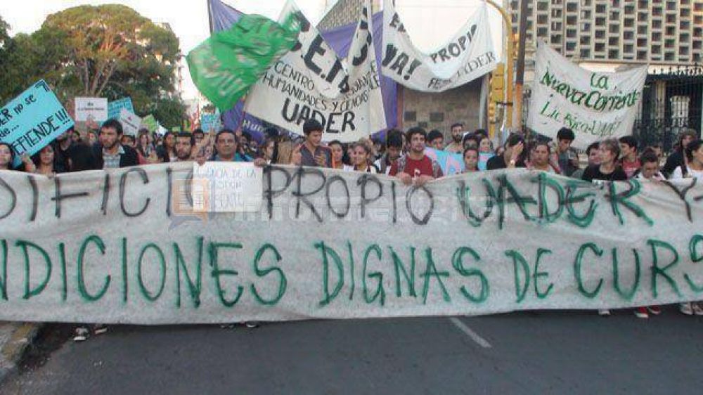Con una marcha y una asamblea, los estudiantes exigieron el edificio para la Uader
