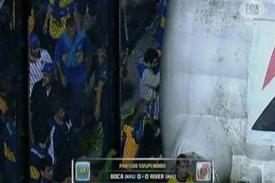 La imagen de gente manipulando el alambrado antes del ataque con gas pimienta