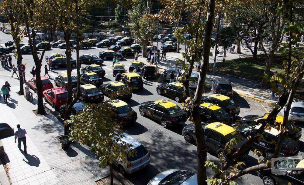 Taxistas denuncian que sufrieron 10 robos en 72 horas y amenazan con un paro