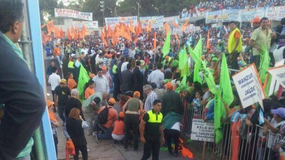 Alperovichistas acarreados al acto de Scioli pelean a piedrazos y botellazos