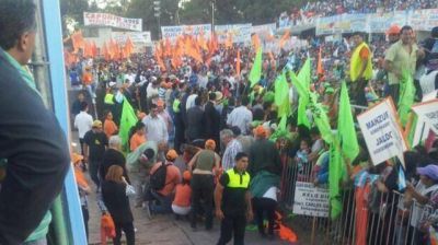 Alperovichistas acarreados al acto de Scioli pelean a piedrazos y botellazos