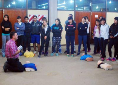 SE ESTUVIERON ENTRENANDO 100 PROFES DE EDUCACI�N F�SICA EN RCP