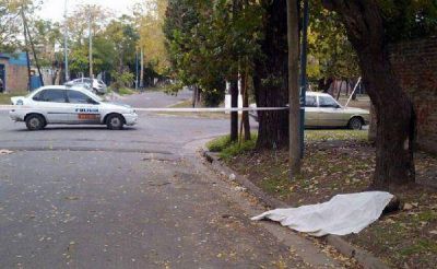 Encuentran a un hombre asesinado de tres balazos en un bald�o de Villa Caraza