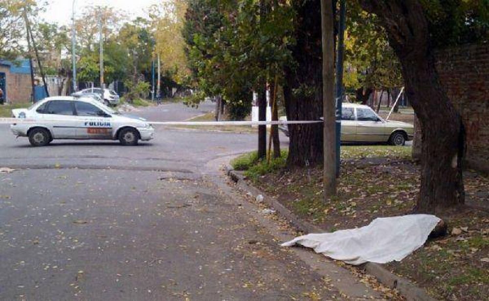 Encuentran a un hombre asesinado de tres balazos en un bald�o de Villa Caraza