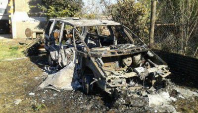 Se incendi� por completo un veh�culo y sospechan intencionalidad