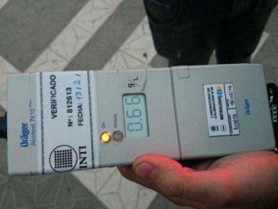 Un conductor alcoholizado provoc� un accidente en pleno centro
