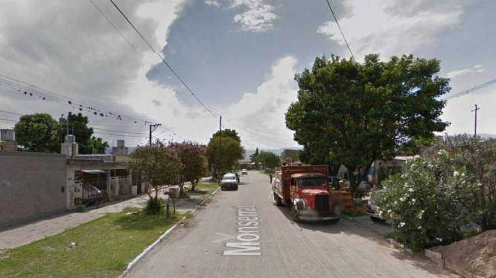 Quiso ahuyentar a los ladrones, pero hiri� a su esposa y a su hija