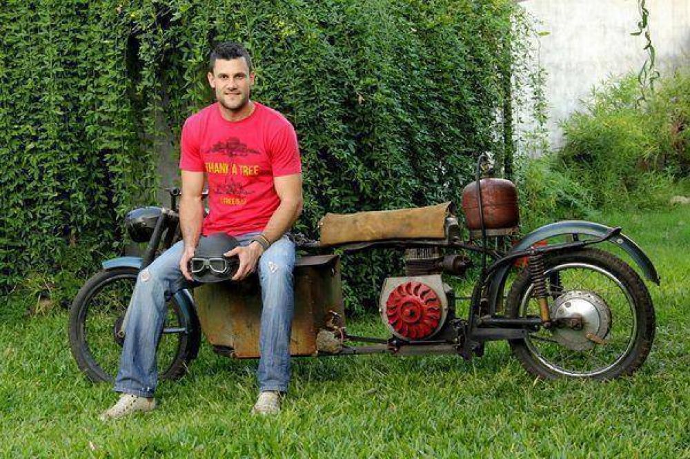 Como en la revoluci�n industrial: Construy� un motor a vapor y le dio vida a las v�as del tren