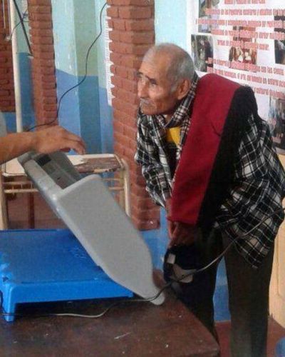 Con 87 y 85 a�os votaron en Rosario de la Frontera