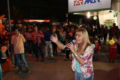 A�da Ayala explic� en la peatonal de Resistencia su Plan de Educaci�n: 