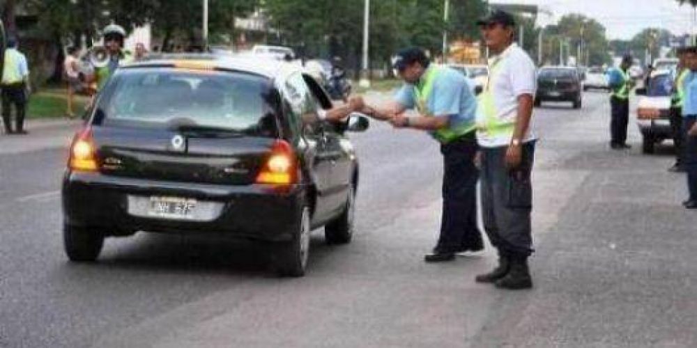 Joven borracho con una pierna enyesada atropell� a un inspector de tr�nsito