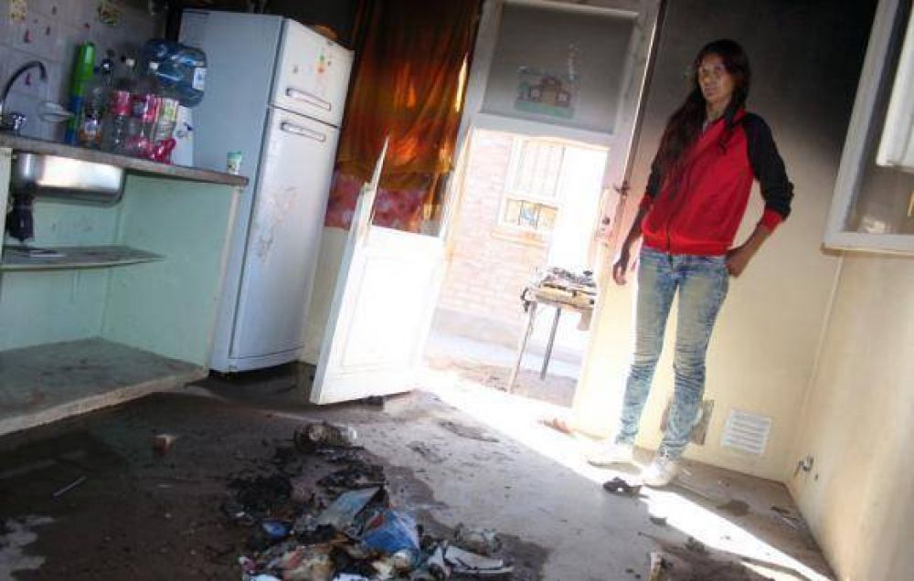 Le roban todo a una familia, le queman la casa y la dejan por completo en la calle