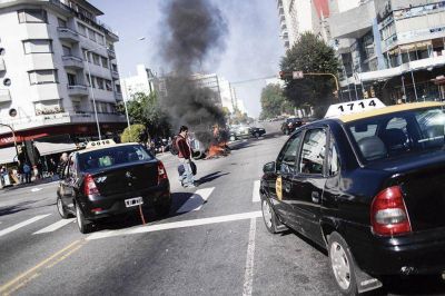 Taxistas y remiseros decidir�n hoy si vuelven a parar por inseguridad