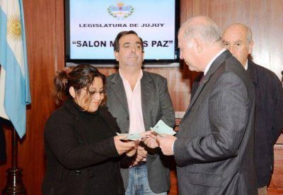 Jenefes entreg� 100 Becas Legislativas a estudiantes de la ciudad Capital