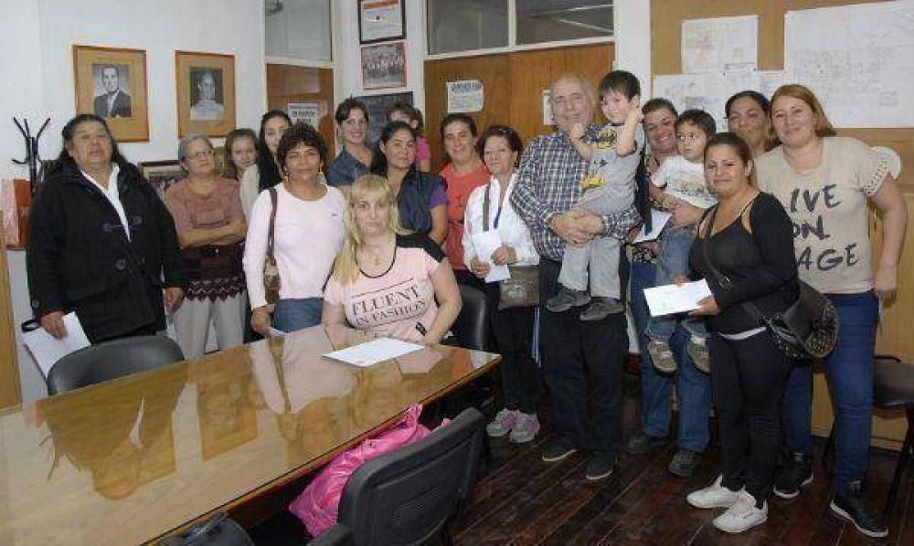 Regueiro y Biroulet contin�an entregando subsidios a familias de bajos recursos