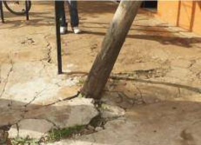 Postes de tel�fono en mal estado y a punto de caer