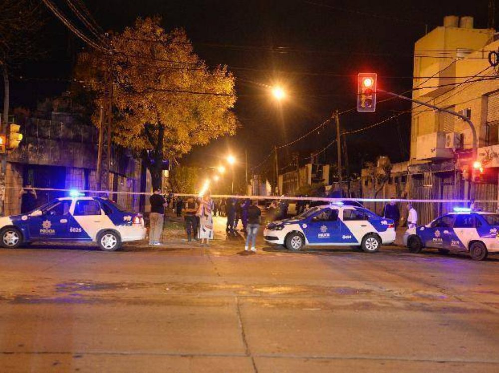 Tres delincuentes entraron a los tiros en la comisara de barrio Belgrano e hirieron a dos policas