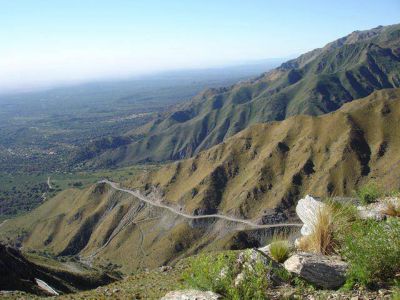 Un auto cay� desde el mirador de Potrero de los Funes