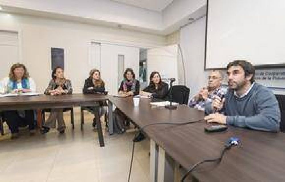 Azul recibi� a funcionarios provinciales y representantes de otros siete municipios