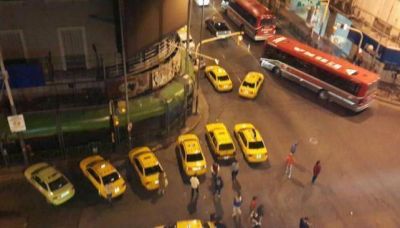 Marcha de taxistas por el centro de la ciudad en reclamo de mayor seguridad