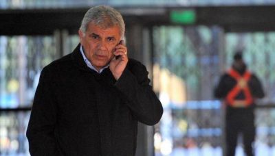 Pe�aloza se anot� en Capital y lo bajaron