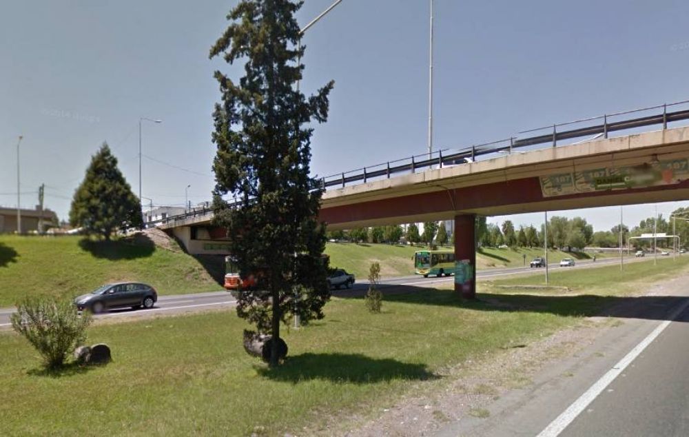 Doble tragedia en el Acceso Sur: una joven muri� atropellada, su novio se enter� y se arroj� debajo de un cami�n