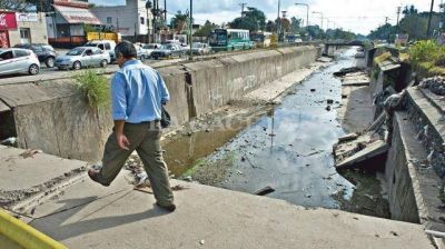 Los peatones caminan al filo del abismo en el canal Sur