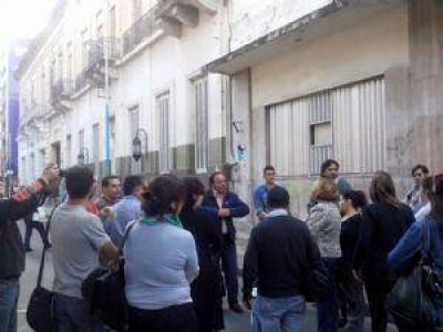 Trabajadores de LV7 mantienen medidas de fuerza en la puerta de la radio