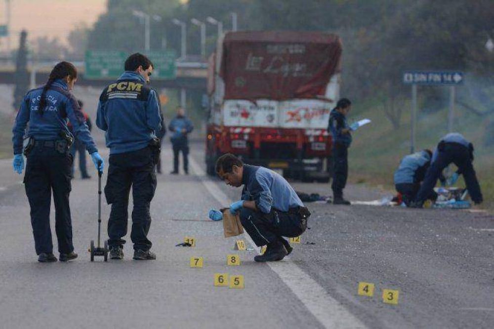 Doble tragedia en Mendoza: una joven muri� atropellada y su pareja se tir� abajo de un cami�n