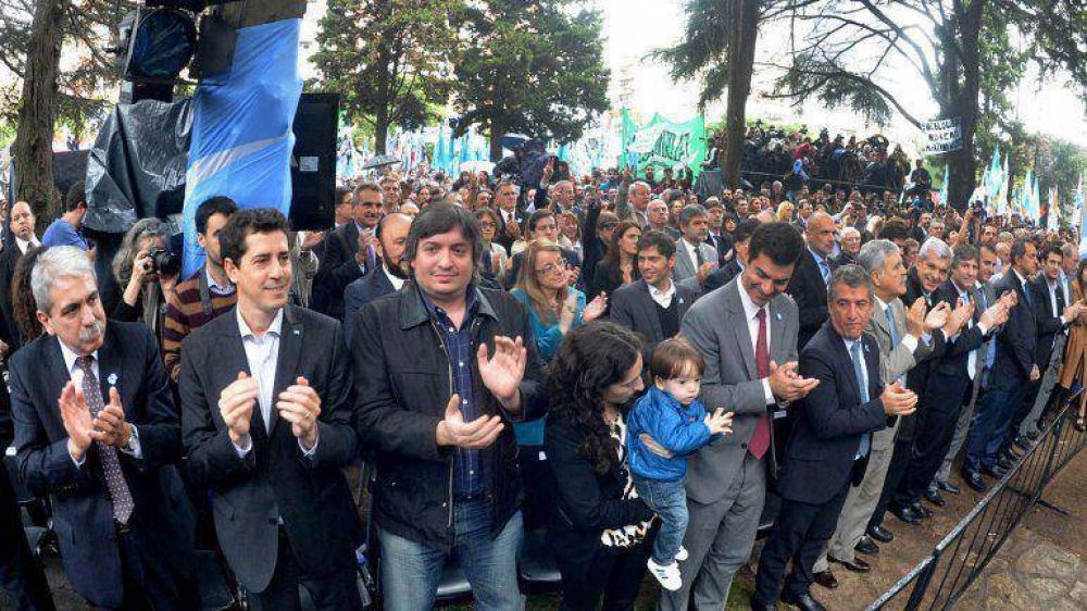 Junto a su hijo M�ximo y su nieto N�stor Iv�n, la Presidente inaugur� el 