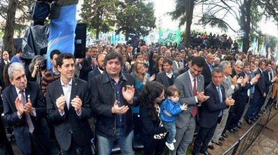 Junto a su hijo M�ximo y su nieto N�stor Iv�n, la Presidente inaugur� el 