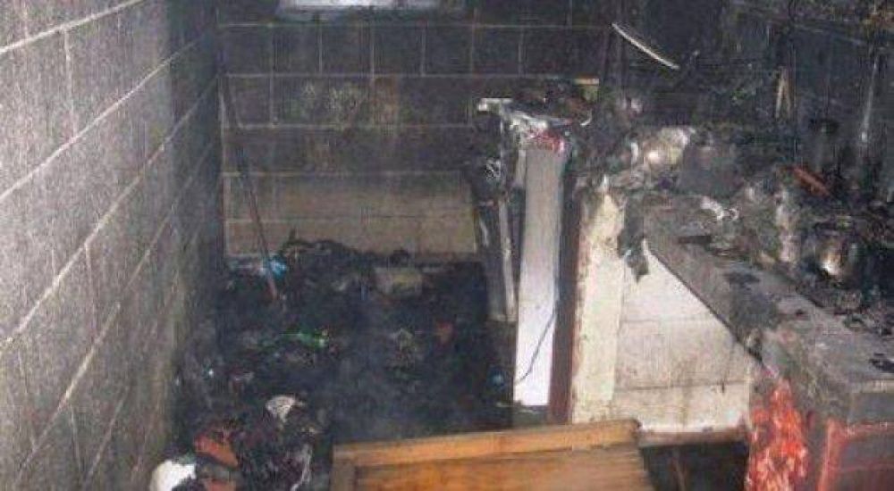 Dos heridos al incendiarse una casa del barrio Espaa