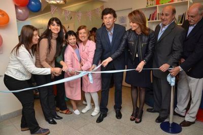 Karina Mazzocco y Gustavo Posse inauguraron biblioteca en El Nido