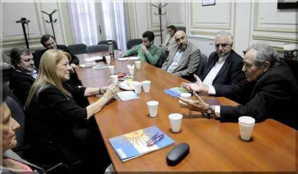 STOLBIZER Y DUCL�S, CON LOZANO Y CASARETTO EN LA COMISI�N DE LA PASTORAL SOCIAL DEL EPISCOPADO 