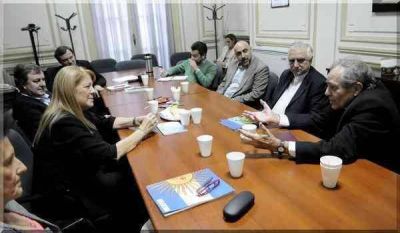 STOLBIZER Y DUCL�S, CON LOZANO Y CASARETTO EN LA COMISI�N DE LA PASTORAL SOCIAL DEL EPISCOPADO 