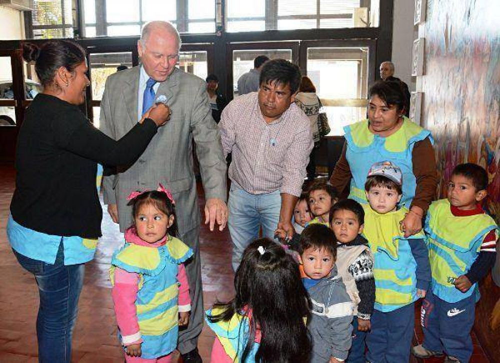 Legislatura � ni�os del CDI �Tren de Sue�os� repartieron escarapelas
