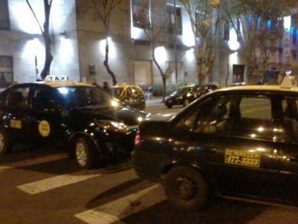 Taxistas y remiseros vuelven a pedir operativos en los barrios