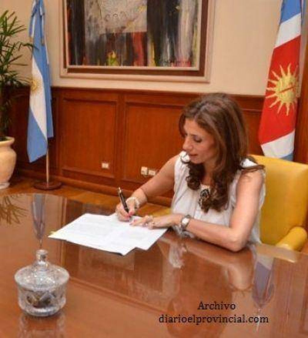 La Gobernadora firm� decretos para obras en el interior y ciudad Capital